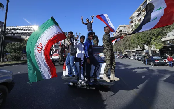 シリア国民、アサド大統領支持する国旗掲げ行進 シリア国民、アサド大統領支持する国旗掲げ行進 - Sputnik 日本