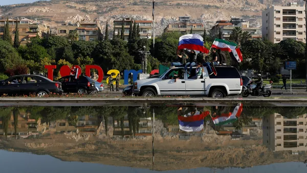 シリア国民、アサド大統領支持する国旗掲げ行進