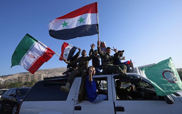 シリア国民、アサド大統領支持する国旗掲げ行進 - Sputnik 日本