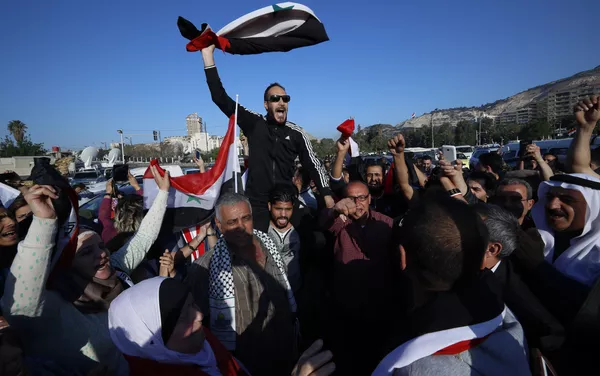 シリア国民、アサド大統領支持する国旗掲げ行進 シリア国民、アサド大統領支持する国旗掲げ行進 - Sputnik 日本