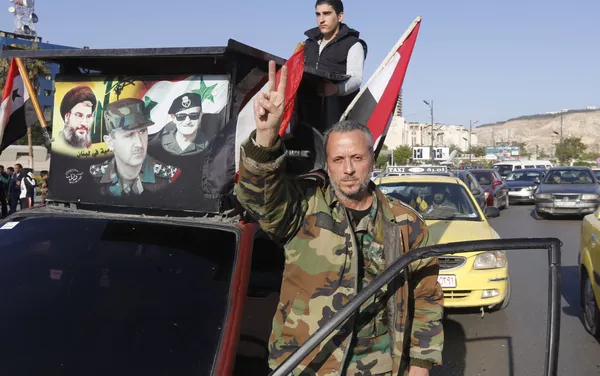 シリア国民、アサド大統領支持する国旗掲げ行進 シリア国民、アサド大統領支持する国旗掲げ行進 - Sputnik 日本