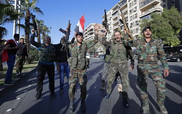 シリア国民、アサド大統領支持する国旗掲げ行進 シリア国民、アサド大統領支持する国旗掲げ行進 - Sputnik 日本