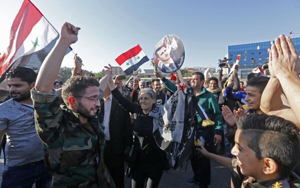 シリア国民、アサド大統領支持する国旗掲げ行進 - Sputnik 日本