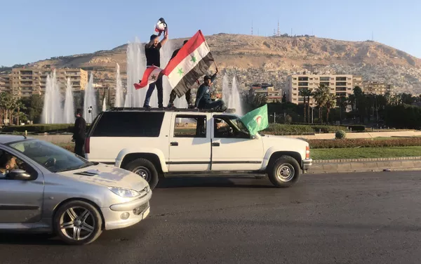 シリア国民、アサド大統領支持する国旗掲げ行進 シリア国民、アサド大統領支持する国旗掲げ行進 - Sputnik 日本