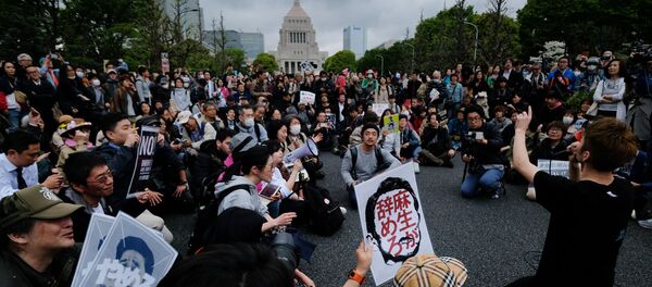 Демонстрация за отставку премьер-министра Японии Синдзо Абэ в Токио - Sputnik 日本
