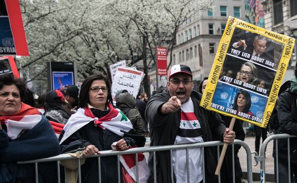 シリア爆撃への抗議行動参加者たち、ニューヨークで - Sputnik 日本