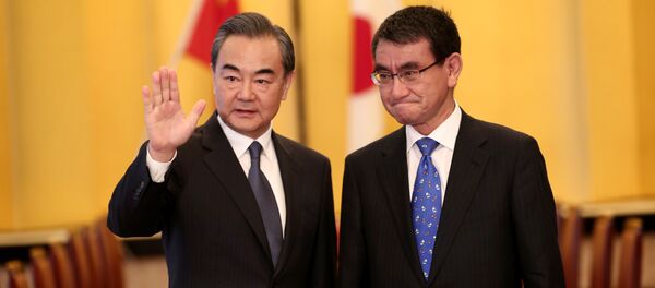 Министр иностранных дел Китая Ван И и министр иностранных дел Японии Таро Коно во время встречи в Токио, Япония Министр иностранных дел Китая Ван И и министр иностранных дел Японии Таро Коно во время встречи в Токио, Япония - Sputnik 日本