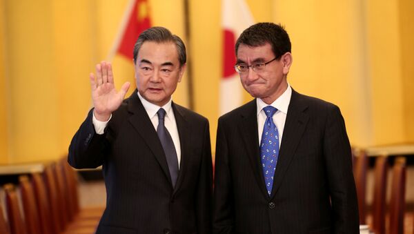 Министр иностранных дел Китая Ван И и министр иностранных дел Японии Таро Коно во время встречи в Токио, Япония - Sputnik 日本