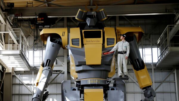 Инженер компании Sakakibara Kikai позирует с двуногим роботом Mononofu на заводе в деревне Синто, Япония - Sputnik 日本