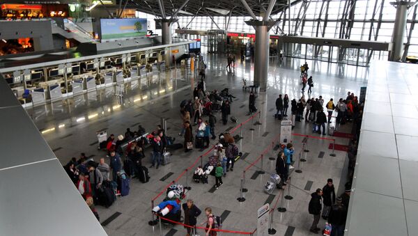 モスクワのヴヌーコヴォ空港で乗客が自殺 - Sputnik 日本