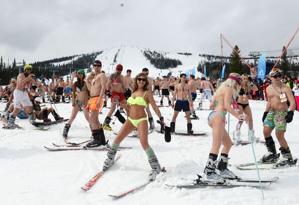 ロシア・ケメロヴォ州のスキーリゾート「シェレゲシュ」で、水着を着て大勢でゲレンデを滑降するイベント「グレールカ・フェスト」に参加する人々 - Sputnik 日本