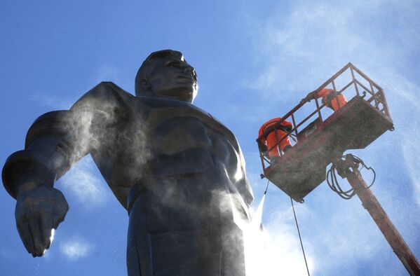 モスクワにあるユーリー・ガガーリン宇宙飛行士を記念する像の春の清掃 - Sputnik 日本
