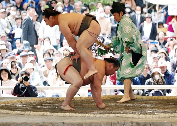 東京の靖国神社で行われた奉納大相撲で、初切り（しょっきり）を演じる力士たち - Sputnik 日本