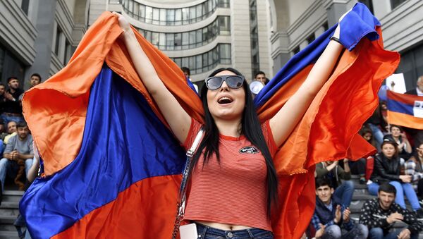 アルメニアで前大統領に対する抗議するデモ　少なくとも３万５０００人が参加 - Sputnik 日本