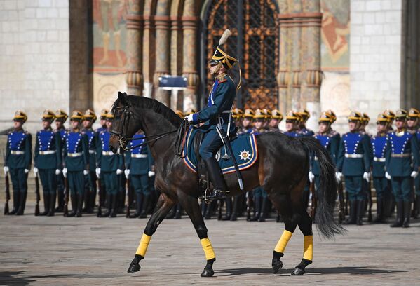 モスクワのクレムリンにある聖堂広場で行われた、大統領連隊の歩兵と騎兵による衛兵交代式 - Sputnik 日本