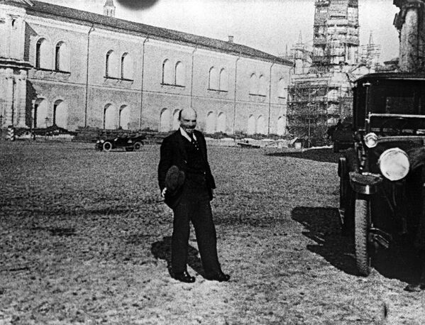 けがから回復しクレムリンの中庭を散歩するレーニン。１９１８年 - Sputnik 日本