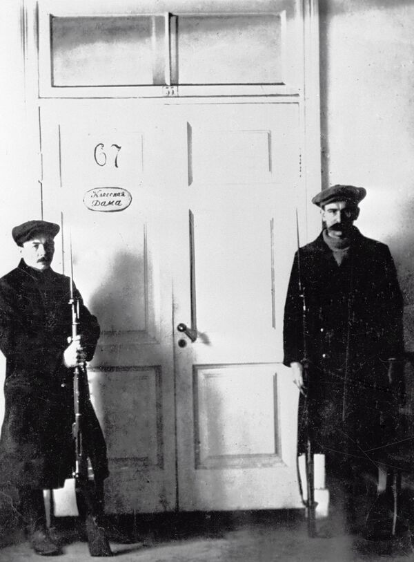 ペトログラード（現サンクトペテルブルク）・スモーリヌイにあるレーニンの執務室を警備する警衛兵。１９１７年 - Sputnik 日本