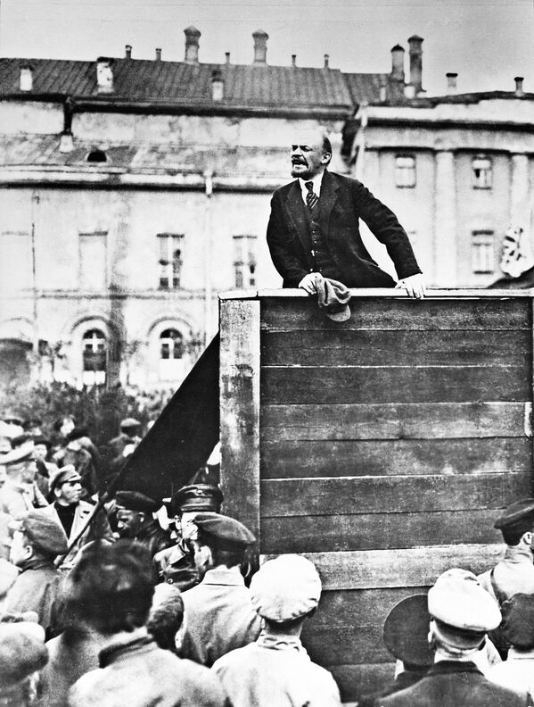 前線に向う軍隊のパレード中、モスクワにあるスヴェルドロフ広場で演説するレーニン。１９２０年 - Sputnik 日本