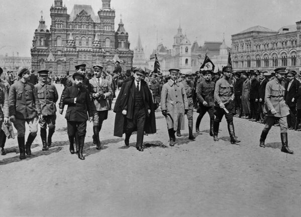 レーニンが司令官グループとモスクワ・赤の広場で軍の隊列を確認 - Sputnik 日本