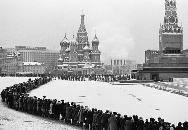 赤の広場にあるレーニン廟への行列。１９８４年 - Sputnik 日本