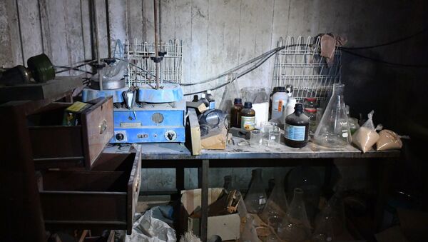 Химическая лаборатория боевиков по изготовлению отравляющих веществ и взрывчатки в подвале одного из домов в освобожденом пригороде Дамаска Думе - Sputnik 日本