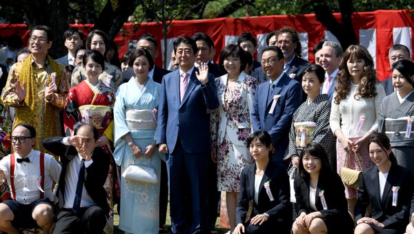 Премьер-министр Японии Синдзо Абэ с женой на встрече с представителями шоу-бизнеса в парке Shinjuku Gyoen в Токио, Япония - Sputnik 日本