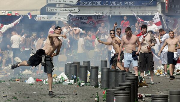 England supporters throw projectiles at the port of Marseille before the game. - Sputnik 日本