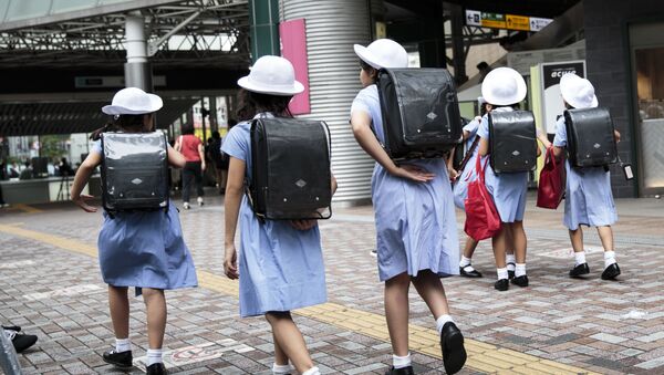 Школьницы идут домой в Токио, Япония - Sputnik 日本