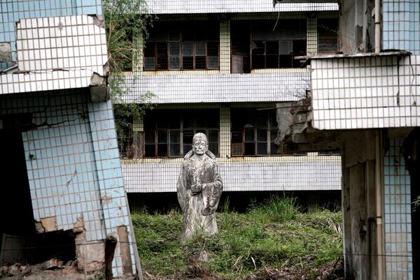 四川大地震時に破壊された学校の敷地に立つ彫像 - Sputnik 日本
