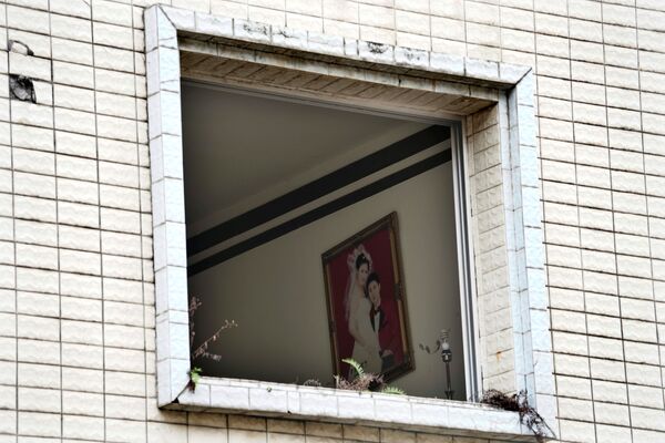北川県の町にある放棄された建物の窓から中に見える結婚写真 - Sputnik 日本