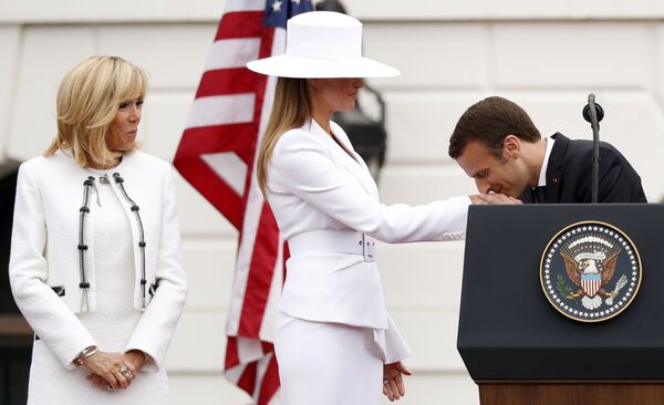 米ワシントンＤＣを訪問中、メラニア・トランプ大統領夫人の手にキスをするマクロン仏大統領 - Sputnik 日本