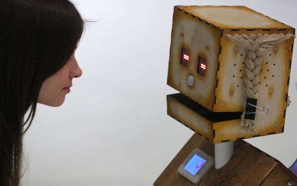 モスクワで開かれた展示フォーラム「スコルコボ・ロボティクス」で、ロボットを見る来訪者の女性 - Sputnik 日本