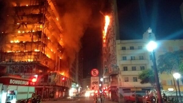 サンパウロ中心部で火災　ビルが崩壊 - Sputnik 日本