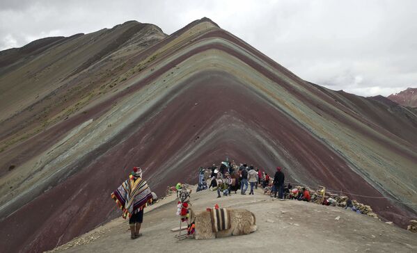 レインボーマウンテン（ビニクンカ）をバックに撮影されたラマを連れた地元住民と観光客・ペルー - Sputnik 日本