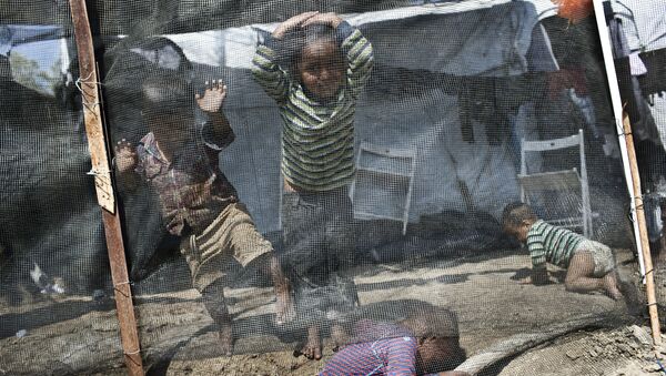 Дети играют в лагере беженцев Мория на острове Лесбос, Греция - Sputnik 日本