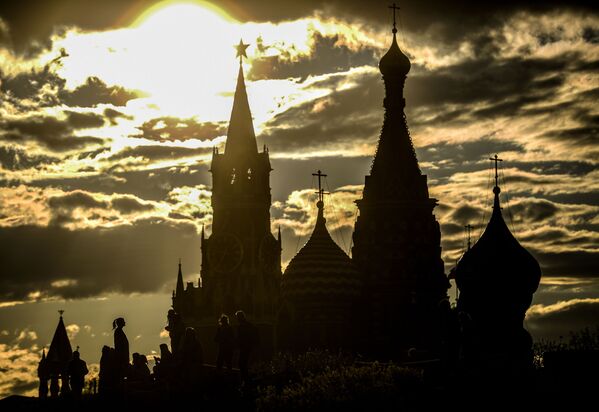 モスクワのクレムリンにあるスパスカヤ塔と聖ワシリイ大聖堂 - Sputnik 日本