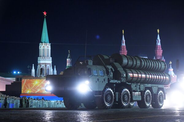 地対空ミサイル複合体「Ｓ４００（トリウムフ）」の輸送発射装置　夜間リハーサルにて - Sputnik 日本