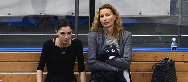 メドベージェワ　トゥトベリーゼ監督から去る - Sputnik 日本