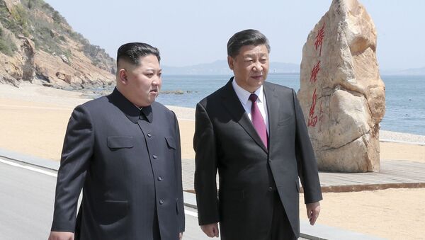 Лидер КНДР Ким Чен Ын с лидером Китая Си Цзиньпином в Китае - Sputnik 日本