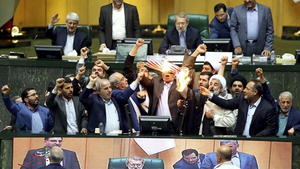 イラン議員ら、議会演壇で米国旗焼却 - Sputnik 日本