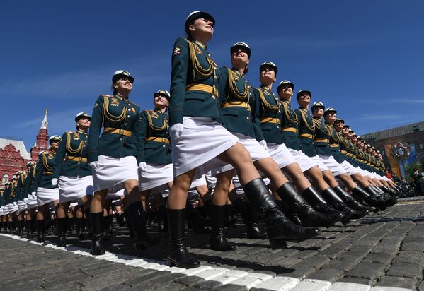 戦勝記念軍事パレードで行進するロシア国防省軍事大学の女性士官候補生 - Sputnik 日本