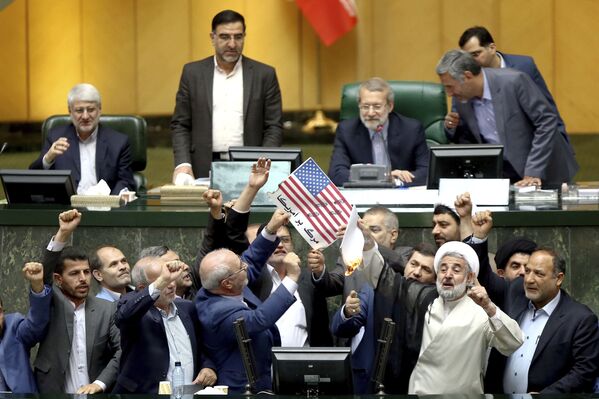イラン国会で米国旗と核合意を描いた紙が燃やされる - Sputnik 日本