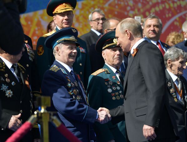 戦勝記念軍事パレードでプーチン大統領と退役軍人が握手 - Sputnik 日本