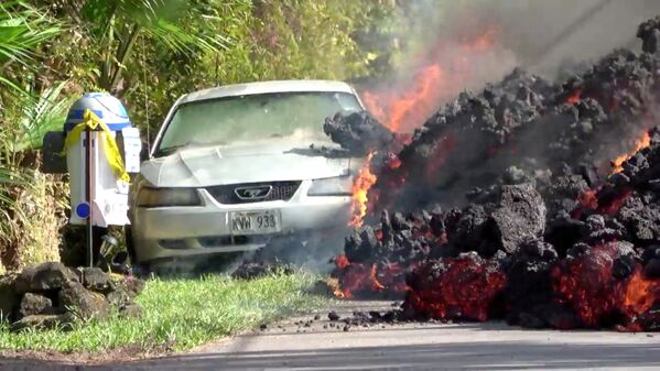 車を飲み込む溶岩。ハワイ島のプナ地区で - Sputnik 日本