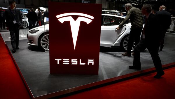 Visitor are seen at the booth of US electric carmaker Tesla Motors, during the press day of the Geneva Car Show on March 4, 2015 in Geneva - Sputnik 日本