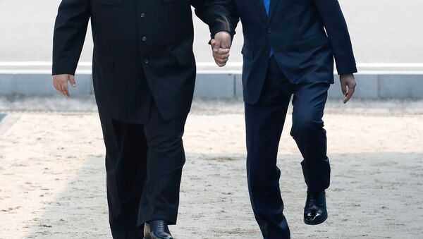 Лидеры Северной и Южной Корей Ким Чен Ын и Мун Чжэ Ин во время встречи в деревне Пханмунджом в демилитаризованной зоне, разделяющей две Кореи - Sputnik 日本