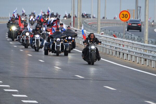 クリミア大橋の自動車道路部分をオートバイで走るバイカーたち - Sputnik 日本