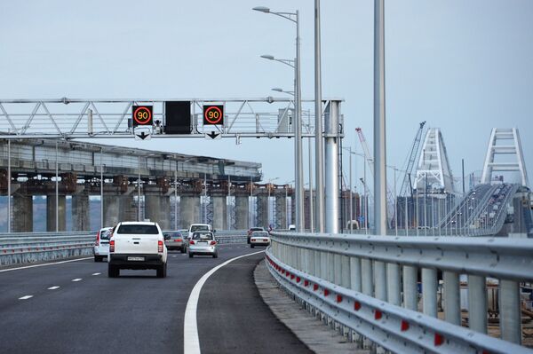クリミア大橋の自動車道路部分を走る車 - Sputnik 日本