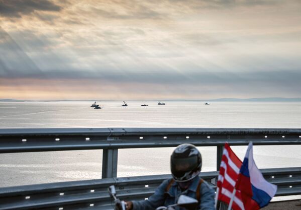クリミア大橋の自動車道路部分をオートバイで走るバイカー - Sputnik 日本