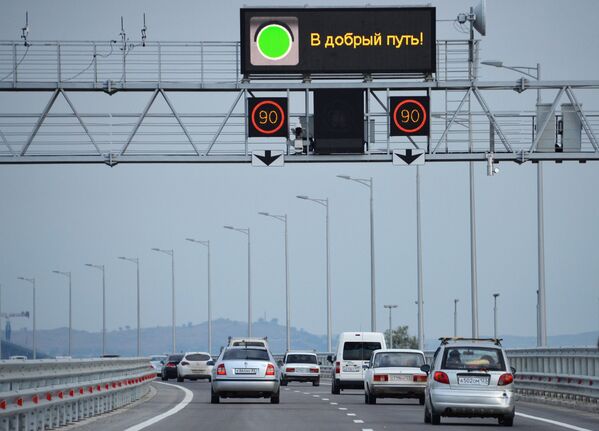 クリミア大橋の自動車道路部分を走る車 - Sputnik 日本